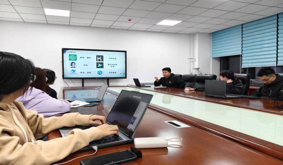 提升數字素養，賦能職業未來——機械工程學院就業委員會開展辦公技能與AI應用專項培訓